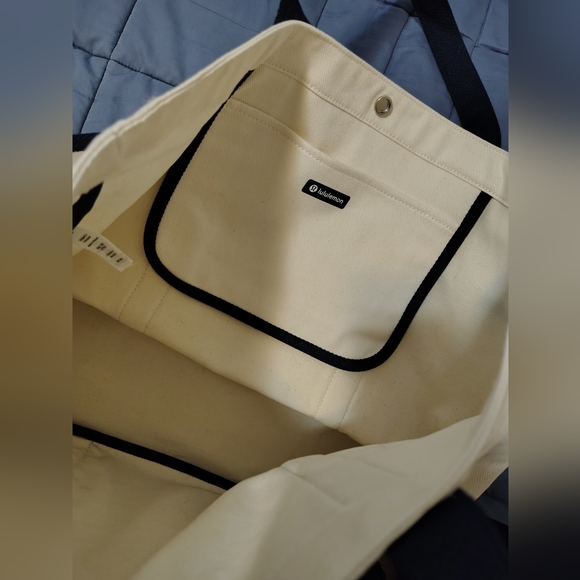 Lululemon Daily Multi-Pocket Canvas Tote Bag 20LLogo - Picture 2 of 3